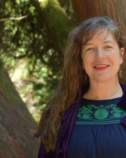 Picture of Sarah with tree behind.